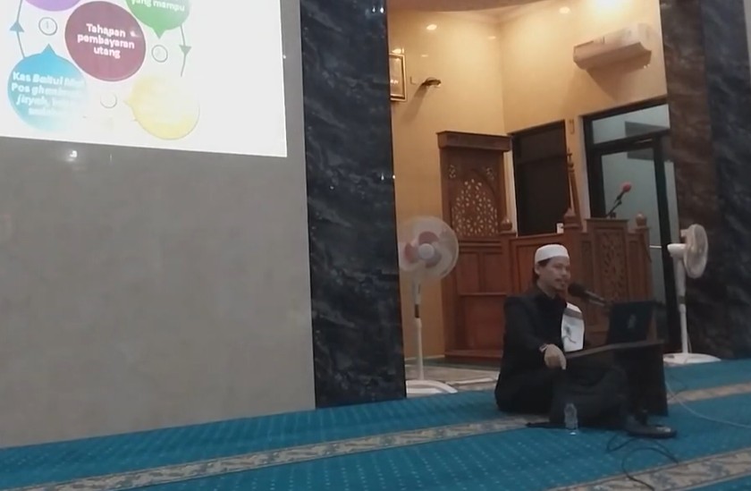 Ustadz Maulana sedang beri kajian Waris